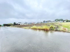 空の広がりを感じる、静かで落ち着いた環境に位置する開放的な土地です。