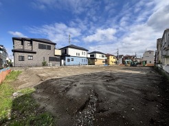 開放感のある広い敷地が広がり、新しい暮らしの設計を自由に思い描ける落ち着いた街並みの一画です。