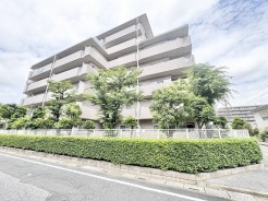 豊かな植栽が街並みに溶け込み、日常に心地よいやすらぎと落ち着きをもたらす佇まい。