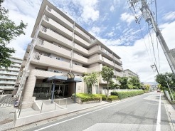 落ち着いた街並みに調和する、端正で品のある外観が日々の暮らしに安らぎを添えます。