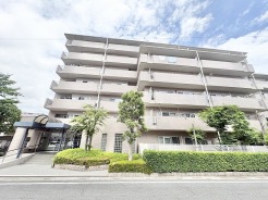 端正な佇まいと豊かな植栽が調和し、住まう方の日常を穏やかに包み込む落ち着いた表情のレジデンスです。