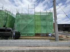 新しい暮らしの形が一つずつ丁寧に積み上げられていく、穏やかな建築現場の様子です。