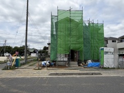 新しい暮らしの基盤が築かれる、静かな住宅地での建築風景です。
