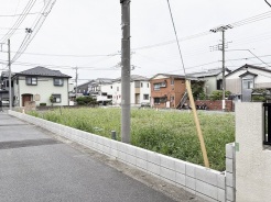 周囲の落ち着いた街並みに溶け込む、ゆとりある広がりを感じさせる更地です。