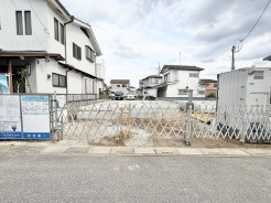 閑静な住宅街の中にあり、これからの暮らしを自由に描き出せる整った敷地が広がっています。