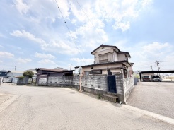 穏やかな空が広がる閑静な住宅街で、ゆったりとした時間が流れる心地よい環境です。