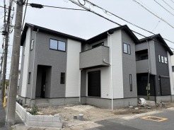 洗練された色使いが印象的な、周囲の街並みと調和するモダンで落ち着いた佇まいの住まい。