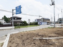 空が広く見渡せる開放的な立地で、周辺環境との調和を感じながらゆったりとした暮らしを想像できます。