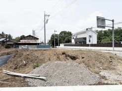 閑静な住宅街の中に広がる、これからの暮らしを自由に描き出せるゆとりある敷地です。