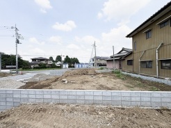 のどかな周辺環境に囲まれ、これからの暮らしを自由に描き出せる広々とした更地が広がっています。