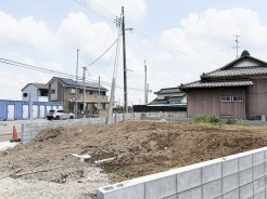 穏やかな空気が流れる閑静な住宅街の一角にあり、自由な暮らしを形にするための可能性を秘めた場所です。