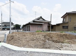穏やかな空気が流れる閑静な住宅街の一角にあり、新しい暮らしの始まりを静かに予感させる土地です。