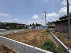 空が広く見渡せる開放的な環境で、これから始まる暮らしに思いを巡らせる穏やかな時間が流れています。