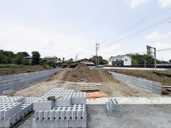 空が広く開放感を感じる、住まいづくりの夢が膨らむ広々とした土地をご提案いたします。