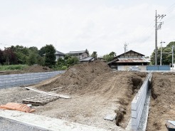 周囲の豊かな緑と穏やかな住環境に包まれた、これからの暮らしの拠点となる広々とした敷地です。
