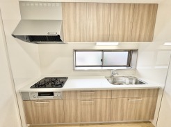 木のぬくもりと洗練された質感が調和し、日々の営みに心地よいゆとりをもたらす穏やかな空間です。