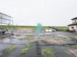 空が広く開放的なロケーションが広がり、穏やかな時間が流れる落ち着いた環境です。