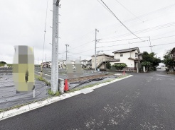 穏やかな住宅街に位置する、これからの暮らしの拠点として適した広がりを感じさせる土地です。