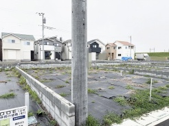 周囲の街並みと調和する整った区画で、新しい暮らしの計画を描きやすい落ち着いた環境です。