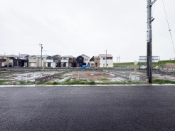 整然とした街並みに調和する、開放感と静けさを兼ね備えたフラットな敷地です。