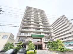 端正なフォルムが街並みに溶け込み、日々の暮らしに静かな安らぎをもたらす住まいです。