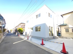 住宅街でひときわ目を惹く外観
