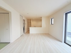 淡い木目の床と白を基調とした内装が穏やかな統一感を醸し出す心地よい空間です