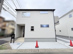 すっきりと洗練された外観デザインが周辺の街並みに美しく溶け込む住まい