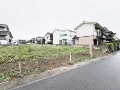 周囲の落ち着いた環境に溶け込み、日々の暮らしに静かな広がりを感じさせるゆとりある敷地です。