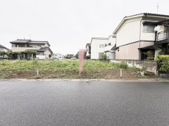 落ち着いた住宅街の一角にあり、自由な設計で理想の暮らしを描くことができる広々とした敷地です。