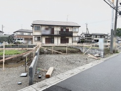 穏やかな街並みに溶け込む、将来の暮らしを描き出すゆとりある区画です。