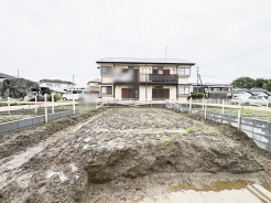 周囲の街並みと調和する穏やかな住環境で、新たな暮らしの基盤を築いていくための広がりある一画です。