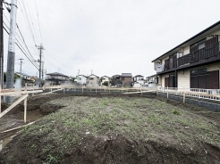 閑静な住宅街の一角にあり、新しい暮らしの始まりを感じさせる広々とした敷地です。