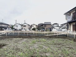 穏やかな住環境に包まれた、これからの暮らしの可能性が広がる静かな敷地です。