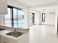 窓から広がる開放的な眺望が日々の暮らしにゆとりをもたらし、住まう人の個性を引き立てる穏やかな空間です。