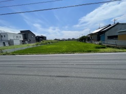空が広く開放感に満ちた、穏やかな風景が日常に寄り添う伸びやかな環境です。