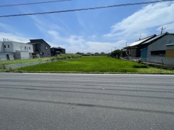 どこまでも広がる空と豊かな緑が、日常に穏やかな開放感をもたらしてくれる風景です。