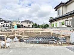 静かな住宅街に位置し、理想の住まいをゼロから描き出すためのゆとりある敷地です。