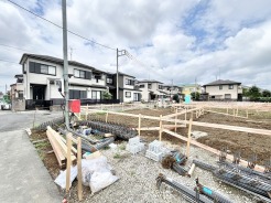 新しい暮らしの始まりを感じさせる、落ち着いた住宅街に面したゆとりある敷地です。