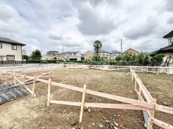 穏やかな住宅街に位置し、これからの暮らしを自由に描き出せる広々とした開放的な敷地です。