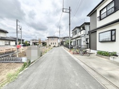 落ち着いた住環境が広がる、穏やかな空気に包まれた街並みの一角です。