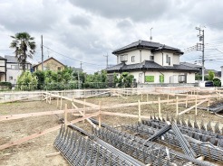 穏やかな住宅街に溶け込み、新たな暮らしの基盤が形作られていく静かな時間を実感できる場所です。