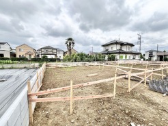 周辺環境との調和を保ちながら、これからの暮らしの可能性が広がる静かな住環境が整っています。