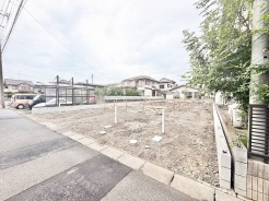 静かな住宅街に位置する、新しい暮らしの始まりをゆったりと描ける落ち着いた土地環境です。