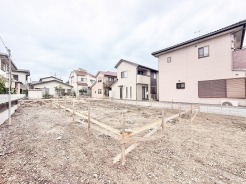周辺環境と調和する穏やかな街並みに位置し、理想の住まいを形にするための広々とした開放的な敷地です。