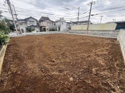 理想の住まいをゼロから描き出す、広々とした開放感に満ちた平坦な敷地です。