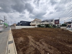 周辺環境と調和する整った敷地が、理想の暮らしを叶えるためのベースとして広がっています。