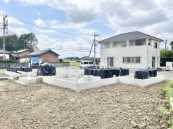 静かな環境の中に、これからの暮らしを形作るための確かな礎が着々と整えられています。