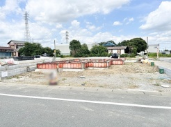 空が広く見渡せる開放的な環境で、これからの暮らしの基礎を築く穏やかなひとときが流れています。