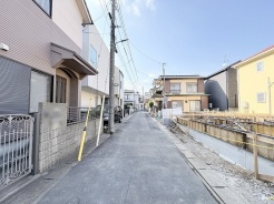 落ち着いた住宅街の雰囲気が漂う、日々の暮らしに寄り添う穏やかな街並みです。